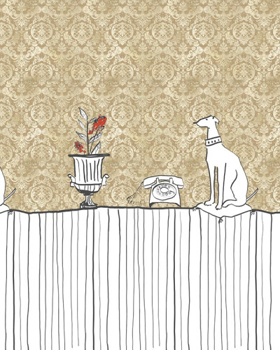 Tapet Sur la Table Gold cu un pattern de damasc auriu si o scena desenata cu un caine, o vaza cu flori si un telefon.