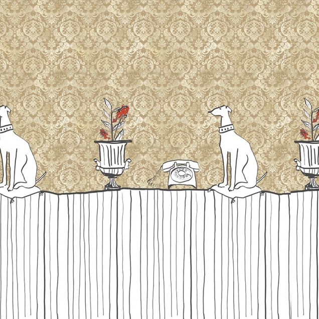 Tapet Sur la Table Gold cu un pattern de damasc auriu si o scena desenata cu un caine, o vaza cu flori si un telefon.
