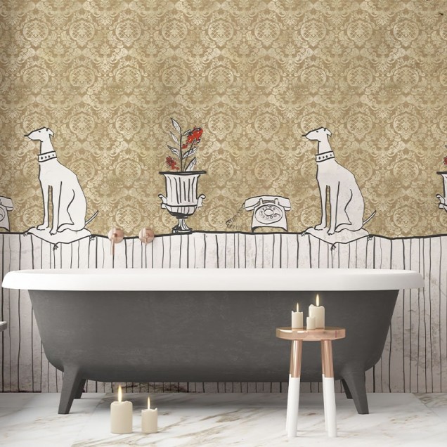 Tapet Sur la Table Gold cu un pattern de damasc auriu si o scena desenata cu un caine, o vaza cu flori si un telefon.