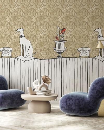 Tapet Sur la Table Gold cu un pattern de damasc auriu si o scena desenata cu un caine, o vaza cu flori si un telefon.