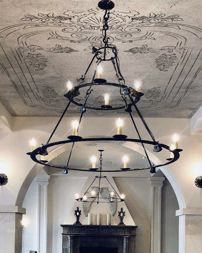 Tapet cu design clasic, decorat cu detalii ornamentale. Se poate utiliza în living, dormitor sau alte camere ale casei.