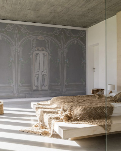 Tapet Pastel Richesse Gray, design clasic cu uși în arcade, perfect pentru dormitoare și spații de relaxare.