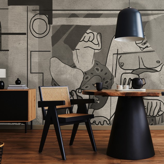 Tapet gri abstract cu design geometric și figuri umane stiliate, aplicat pe un perete din interiorul unei case moderne. Tapetul este amplasat pe un perete cu o canapea, un birou și alte accesorii de decor.