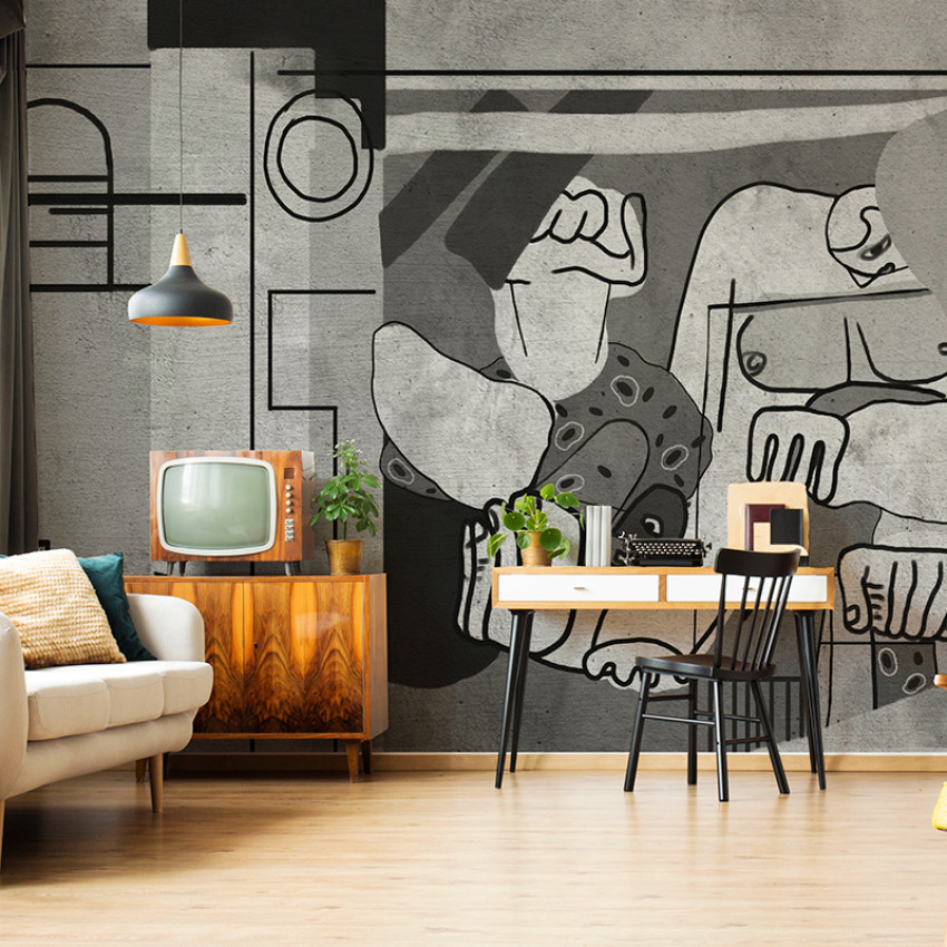 Tapet gri abstract cu design geometric și figuri umane stiliate, aplicat pe un perete din interiorul unei case moderne. Tapetul este amplasat pe un perete cu o canapea, un birou și alte accesorii de decor.