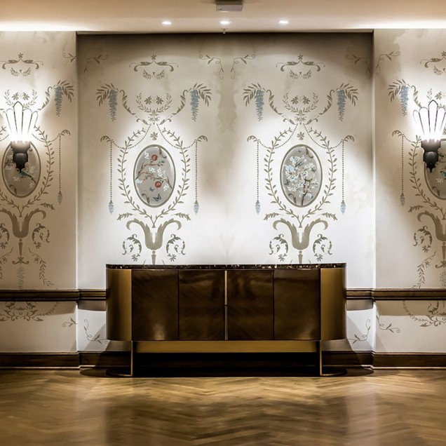 Tapet floral cu design clasic în living elegant