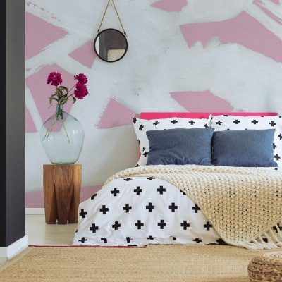 Wallpaper cu dungi roz delicate, design minimalist perfect pentru dormitor