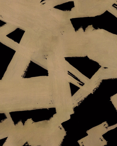 Tapet abstract cu design modern, cu nuanțe de auriu și negru, prezentat într-un interior elegant.