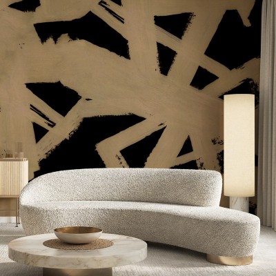 Tapet abstract cu design modern, cu nuanțe de auriu și negru, prezentat într-un interior elegant.