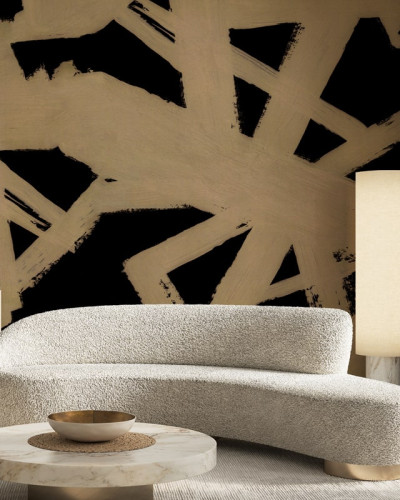 Tapet abstract cu design modern, cu nuanțe de auriu și negru, prezentat într-un interior elegant.