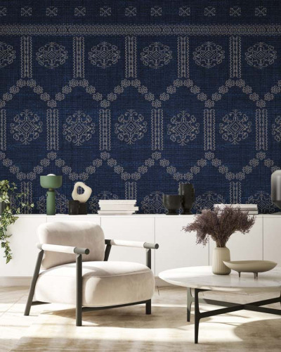 Tapet cu model geometric elegant în nuanțe de albastru deschis pe fond bleumarin.