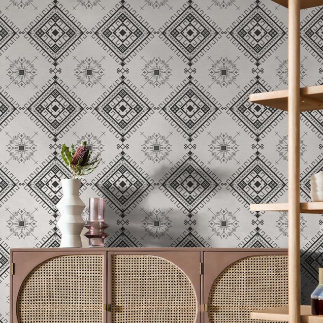 Tapet cu model geometric alb-negru pe un perete din living.