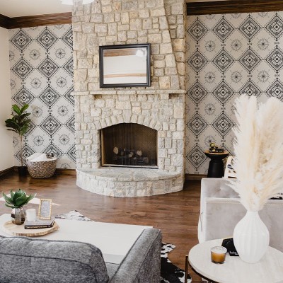 Tapet cu model geometric alb-negru pe un perete din living.