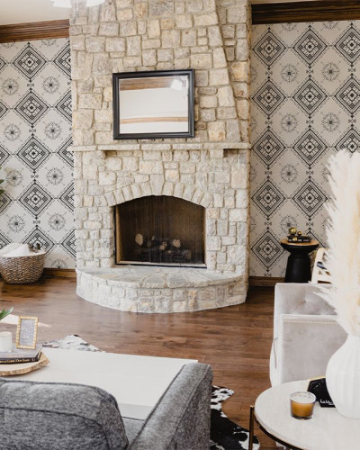 Tapet cu model geometric alb-negru pe un perete din living.