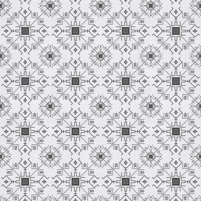 Tapet Rază de Soare (alb-negru) cu un design geometric abstract, inspirat de motive tradiționale. Tapetul este prezentat pe un perete în decorul unei încăperi.