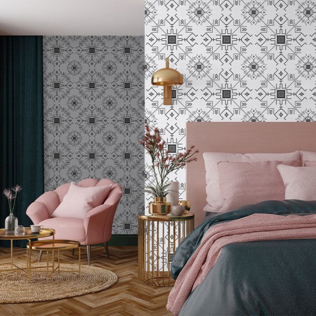 Tapet Rază de Soare (alb-negru) cu un design geometric abstract, inspirat de motive tradiționale. Tapetul este prezentat pe un perete în decorul unei încăperi.