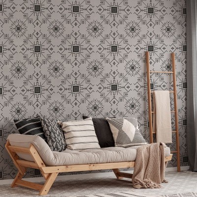 Tapet Rază de Soare (alb-negru) cu un design geometric abstract, inspirat de motive tradiționale. Tapetul este prezentat pe un perete în decorul unei încăperi.