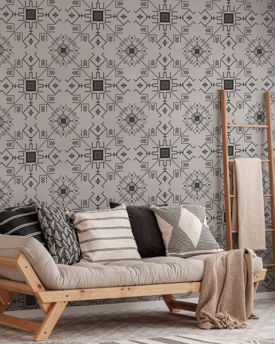 Tapet Rază de Soare (alb-negru) cu un design geometric abstract, inspirat de motive tradiționale. Tapetul este prezentat pe un perete în decorul unei încăperi.