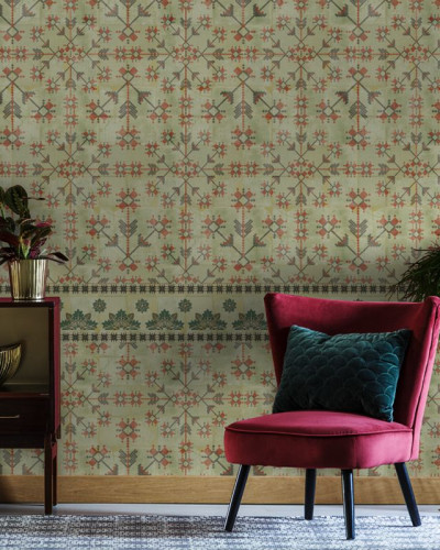 Tapet cu design geometric complex și accente de culoare roșie și gri, perfect pentru a decora orice cameră.