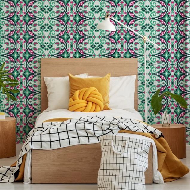 Tapet cu model geometric, inspirat de covoare tradiționale, în culori vii și forme geometrice.