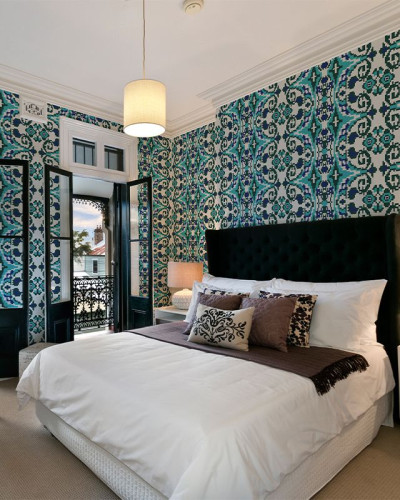 Carpetă verde închis cu design geometric în dormitor