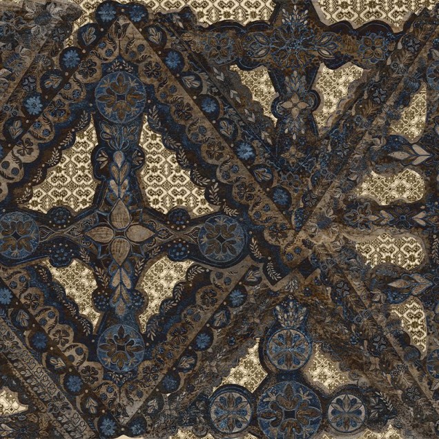 Tapet cu design gravură, inspirat din motive orientale, cu nuanțe bogate de albastru, auriu și maro.