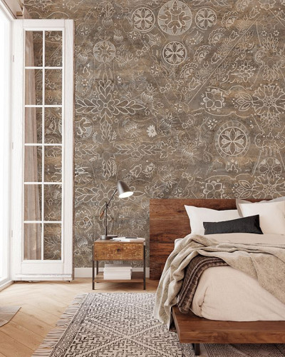 Wallpaper cu un design abstract elegant, ce imita o textura de beton, cu desenele albe delicate pe un fundal gri-maro.