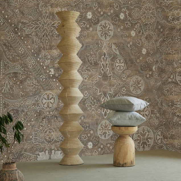 Wallpaper cu un design abstract elegant, ce imita o textura de beton, cu desenele albe delicate pe un fundal gri-maro.