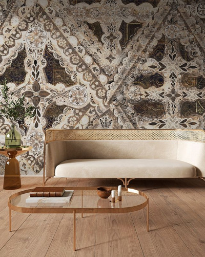 Tapet Ceramica cu modele geometrice și florale, în nuanțe calde de maro, bej și gri.