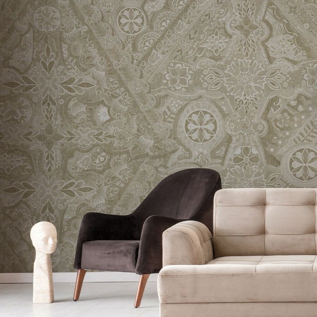 Tapet cu design floral delicat, cu motive tradiționale, culori neutre, perfect pentru interioare moderne.