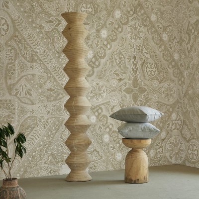 Tapet cu design floral delicat, cu motive tradiționale, culori neutre, perfect pentru interioare moderne.