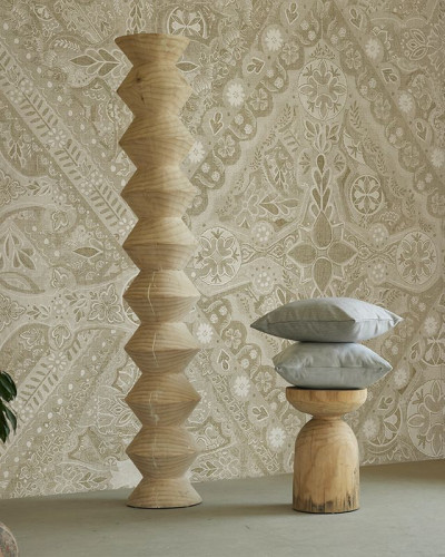 Tapet cu design floral delicat, cu motive tradiționale, culori neutre, perfect pentru interioare moderne.