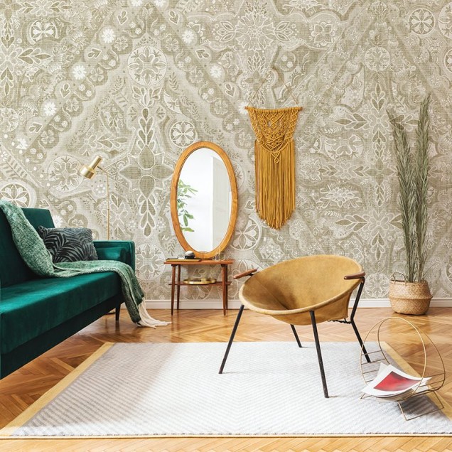 Tapet cu design floral delicat, cu motive tradiționale, culori neutre, perfect pentru interioare moderne.