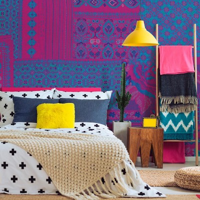 Tapet cu model geometric vibrant, inspirat din arta tradițională