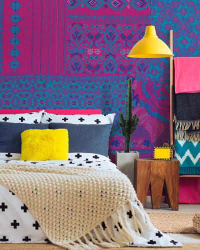 Tapet cu model geometric vibrant, inspirat din arta tradițională