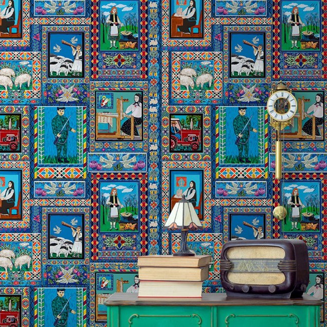 Tapet cu design tradițional, cu motive geometrice și imagini colorate, perfect pentru a adăuga o notă vibrantă casei tale.