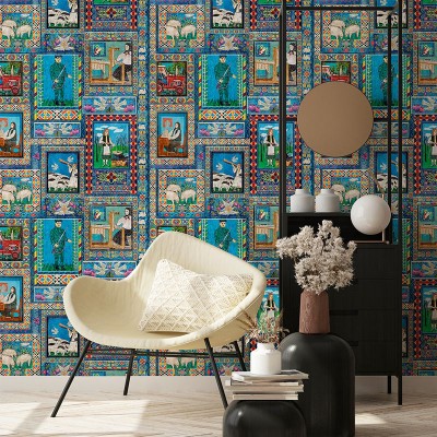 Tapet cu design tradițional, cu motive geometrice și imagini colorate, perfect pentru a adăuga o notă vibrantă casei tale.