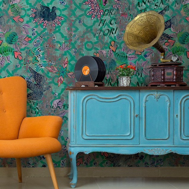 Tapet Epitaf (peruzea) cu design vibrant cu păsări, flori și text pe un fundal verde deschis.
