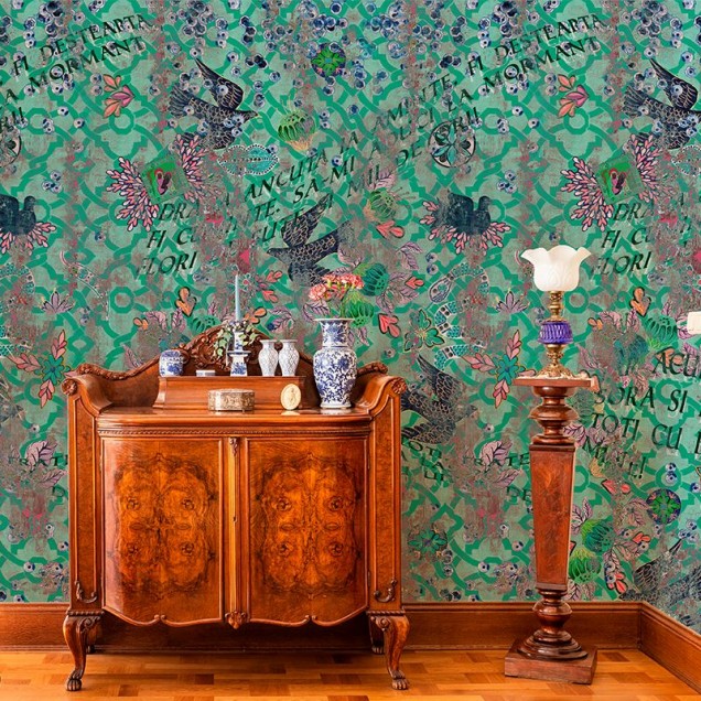 Tapet Epitaf (peruzea) cu design vibrant cu păsări, flori și text pe un fundal verde deschis.