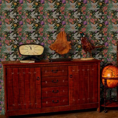 Tapet cu un design floral cu păsări albe și flori vibrante, perfect pentru a adăuga o notă de culoare și de rafinament oricărei camere.