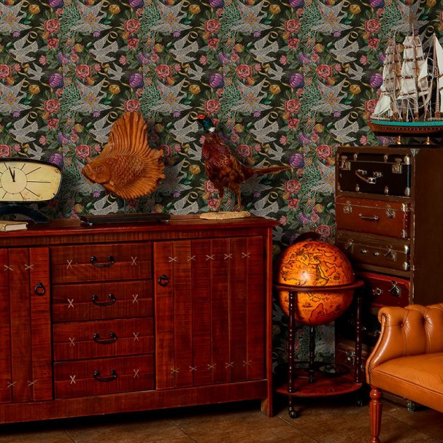 Tapet cu un design floral cu păsări albe și flori vibrante, perfect pentru a adăuga o notă de culoare și de rafinament oricărei camere.
