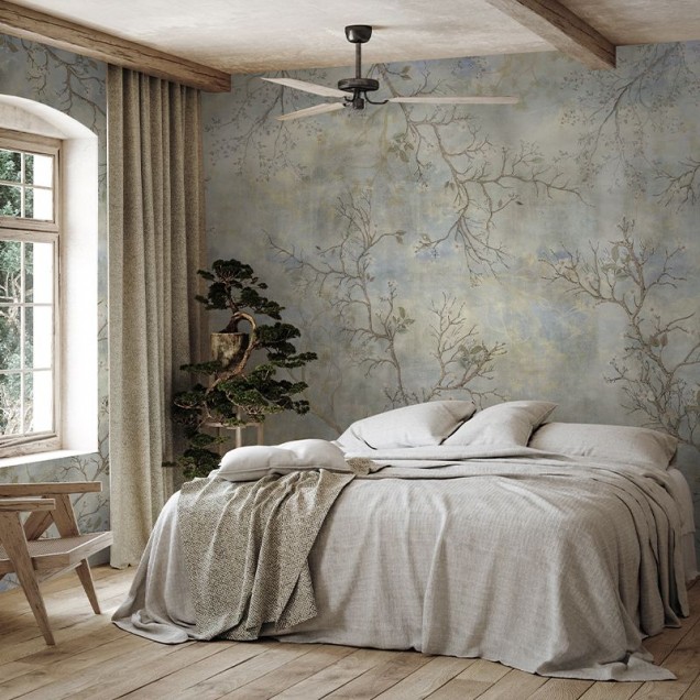 Tapet Burgeon Fresco, VLAdiLA, cu design modern si elegant, cu ramuri delicate pe un fond in nuante de albastru si gri.