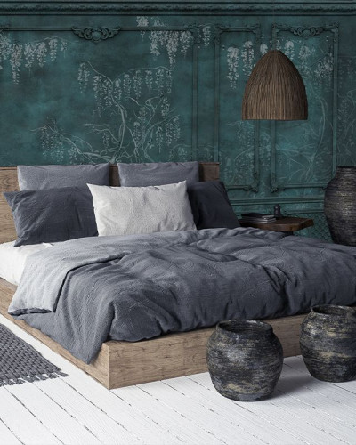 Imagine cu tapet Royal Vines Deep, cu un design elegant, ce reinterpretează stilul clasic cu o nota modernă. Tonurile de albastru închis și accentele delicate de alb creează un contrast elegant și o atmosferă intimă.
