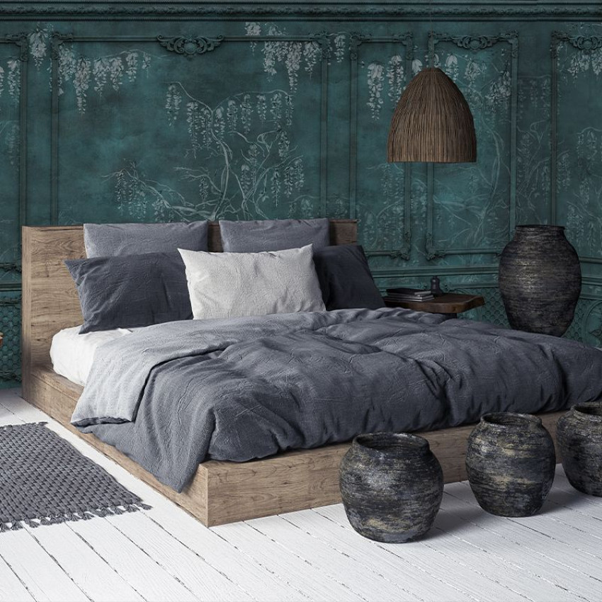Imagine cu tapet Royal Vines Deep, cu un design elegant, ce reinterpretează stilul clasic cu o nota modernă. Tonurile de albastru închis și accentele delicate de alb creează un contrast elegant și o atmosferă intimă.