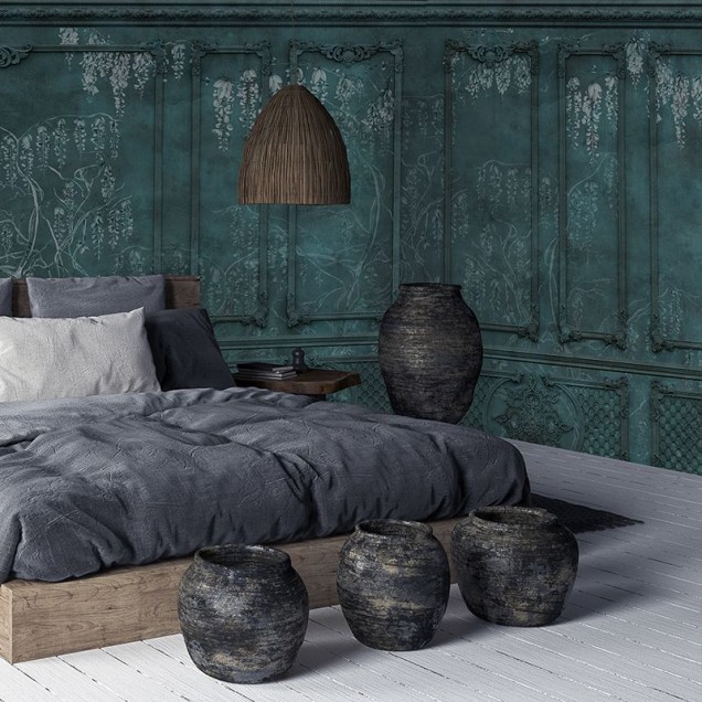 Imagine cu tapet Royal Vines Deep, cu un design elegant, ce reinterpretează stilul clasic cu o nota modernă. Tonurile de albastru închis și accentele delicate de alb creează un contrast elegant și o atmosferă intimă.