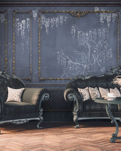 Tapet Royal Vines (Antique Storm) cu model clasic, viță de vie pe un fundal gri închis. Imaginea prezintă un living decorat cu tapetul.