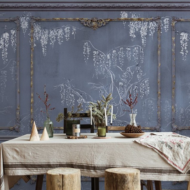 Tapet Royal Vines (Antique Storm) cu model clasic, viță de vie pe un fundal gri închis. Imaginea prezintă un living decorat cu tapetul.
