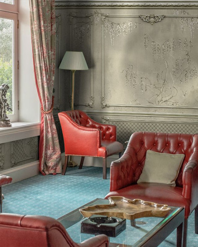 Tapet elegant cu design de viță-de-vie într-un interior clasic
