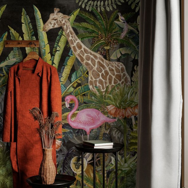 Tapet Jungleful (dark) cu design exotic - flamingo roz, zebra elegant și fundal întunecat.