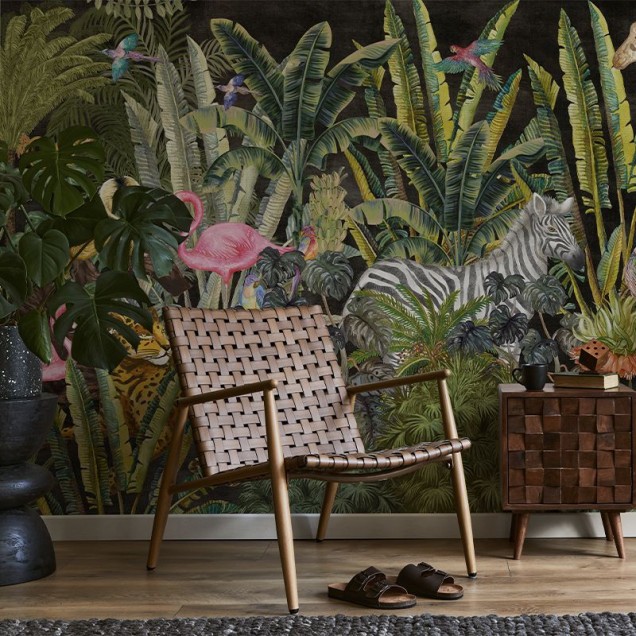 Tapet Jungleful (dark) cu design exotic - flamingo roz, zebra elegant și fundal întunecat.