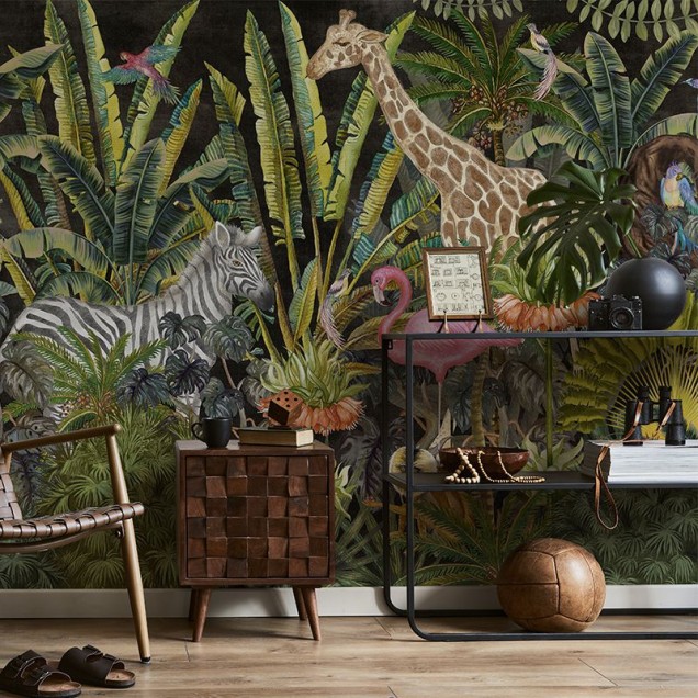 Tapet Jungleful (dark) cu design exotic - flamingo roz, zebra elegant și fundal întunecat.